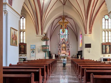 Gryfino, Polonya, 6 Mayıs 2025: Gryfino, Polonya 'da Kutsal Bakire Meryem' in Doğumu Kilisesi 'nin İçi.