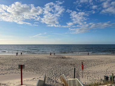 Mrzezyno, Polonya 'daki Sandy Baltık plajı..