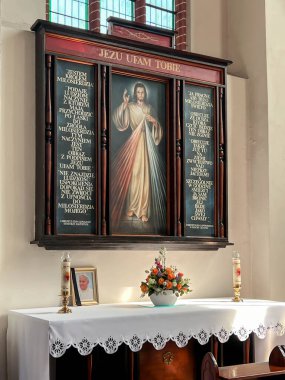 Gryfino, Polonya, 6 Mayıs 2025: Gryfino, Polonya 'daki Kutsal Bakire Meryem' in Doğumu Kilisesi 'nin İçi. Ana sunaktan bir tablo..