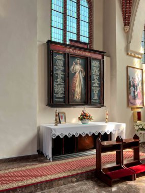 Gryfino, Polonya, 6 Mayıs 2025: Gryfino, Polonya 'daki Kutsal Bakire Meryem' in Doğumu Kilisesi 'nin İçi. Ana sunaktan bir tablo..