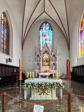 Gryfino, Polonya, 6 Mayıs 2025: Gryfino, Polonya 'da Kutsal Bakire Meryem' in Doğumu Kilisesi 'nin İçi.