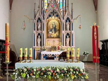 Gryfino, Polonya, 6 Mayıs 2025: Gryfino, Polonya 'da Kutsal Bakire Meryem' in Doğumu Kilisesi 'nin İçi.