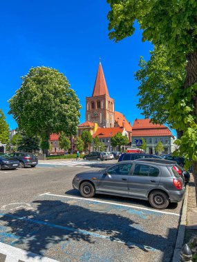 Mysliborz, Polonya, 6 Mayıs 2025: Mysliborz 'daki St. John Kilisesi Katolik Kilisesi, Mysliborz Koleji