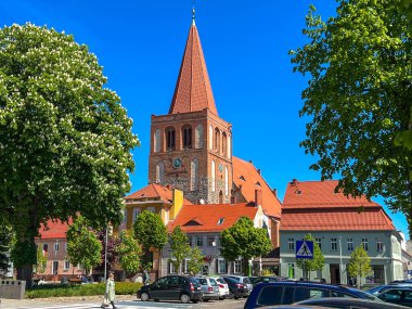 Mysliborz, Polonya, 6 Mayıs 2025: Mysliborz 'daki St. John Kilisesi Katolik Kilisesi, Mysliborz Koleji