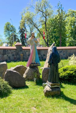 Merhametli İsa ve Aziz Rahibe Faustina 'nın figürü, Polonya' nın Batı Pomeranya Voyvoda Mysliborz 'daki Kutsal Merhamet Tapınağı' nın bahçesinde..