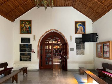 Mysliborz, Polonya, 6 Mayıs 2025: Polonya 'nın Mysliborz kentindeki İlahi Merhamet Sığınağı' ndaki kilisenin içi.