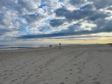 Mayıs ayında boş Baltık plajları yürümek için mükemmeldir. Mrzezyno çevresi.
