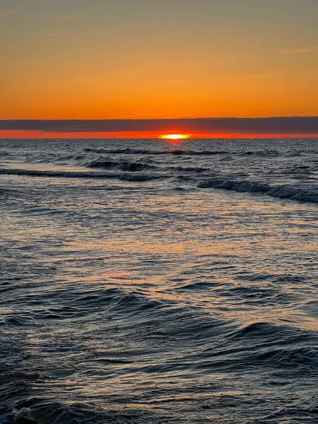 Mayıs 'ta Baltık Denizi' nde gün batımı, Mrzezyno, Polonya sahilinde..
