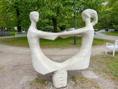 Polonya 'nın Kolobrzeg kentindeki Tiyatro Parkı' nda heykel.