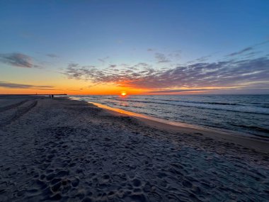 Polonya, Mrzezyno 'daki Baltık sahilinde gün batımı.