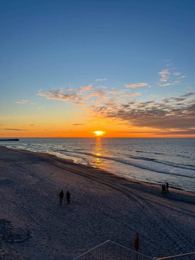 Polonya, Mrzezyno 'daki Baltık sahilinde gün batımı.