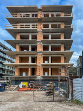 Mrzezyno, Polonya 'da Baltık Denizi' nde apartman inşaatı.