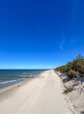 Polonya 'nın Rogowo kentindeki bir Baltık Denizi sahilindeki deniz tabanına doğru sürüklenen kazıklardan oluşan dalgalar.