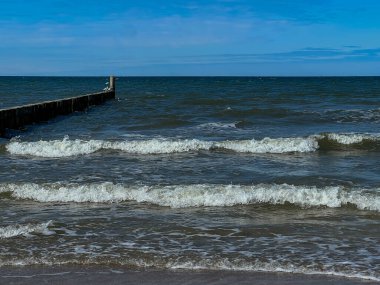Polonya 'nın Rogowo kentindeki bir Baltık Denizi sahilindeki deniz tabanına doğru sürüklenen kazıklardan oluşan dalgalar.