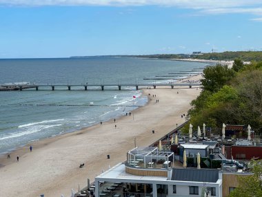 Kolobrzeg, Polonya, 8 Mayıs 2025: deniz fenerinin ve çevrenin yukarıdan görüntüsü. Baltık kıyıları, neredeyse boş bir sahil, rıhtım ve binalar..