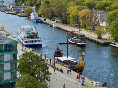 Kolobrzeg, Polonya, 8 Mayıs 2025: Çevredeki deniz fenerinin yukarısından görüntüle. Baltık Denizi 'ndeki Kolobrzeg limanına yolcu gemileriyle giriş..
