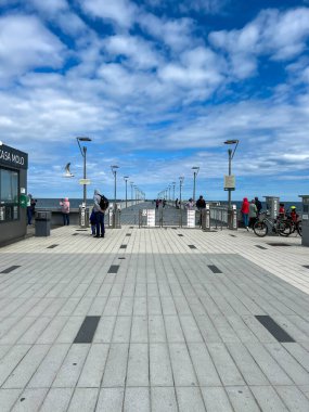 Kolobrzeg, Polonya, 8 Mayıs 2025: Kolobrzeg 'deki iskeleye giriş, Polonya' daki Baltık Denizi.