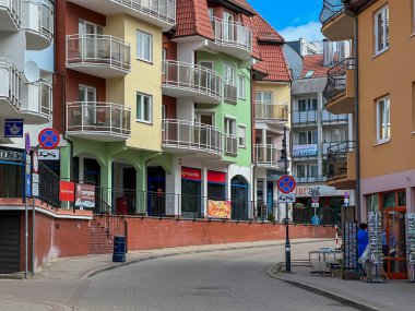 Kolobrzeg, Polonya, 8 Mayıs 2025: Kolobrzeg, Polonya 'da renkli cepheli evlerle dolu sokaklardan biri.