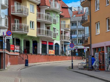 Kolobrzeg, Polonya, 8 Mayıs 2025: Kolobrzeg, Polonya 'da renkli cepheli evlerle dolu sokaklardan biri.
