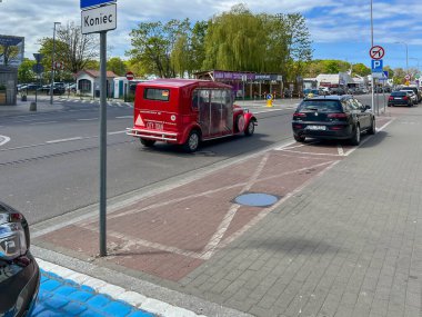 Kolobrzeg, Polonya, 8 Mayıs 2025: Polonya 'da Baltık Denizi' ndeki Kolobrzeg limanında şehri keşfetmek isteyen turistler için özel tasarlanmış araçlar.