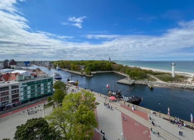 Kolobrzeg, Polonya, 8 Mayıs 2025: Çevredeki deniz fenerinin yukarısından görüntüle. Baltık Denizi 'ndeki Kolobrzeg limanına yolcu gemileriyle giriş..