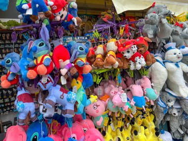 Kolobrzeg, Polonya, 8 Mayıs 2025: Polonya 'nın Kolobrzeg kentindeki kumsala giden gezinti alanındaki lüks oyuncaklar ve hediyelikler.