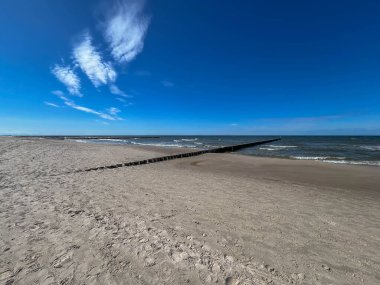 Mayıs ayında boş bir plaj, güneşli bir havada, Baltık Denizi kıyısındaki Rogowo kasabası yakınlarında..