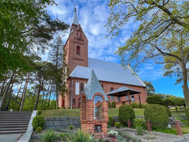 Aziz Peter Kilisesi ve Havariler Mrzezyno 'da Polonya' da Baltık Denizi üzerinde.
