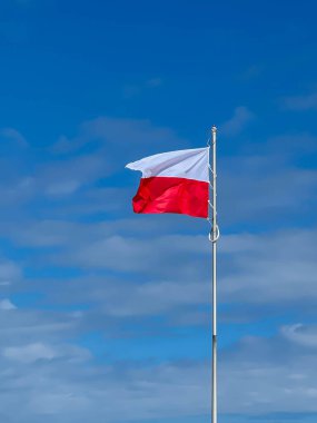 Polonya 'nın Baltık Denizi' ndeki Kolobrzeg sahilinde Polonya bayrağı.