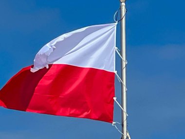 Polonya 'nın Baltık Denizi' ndeki Kolobrzeg sahilinde Polonya bayrağı.