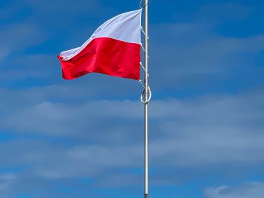 Polonya 'nın Baltık Denizi' ndeki Kolobrzeg sahilinde Polonya bayrağı.