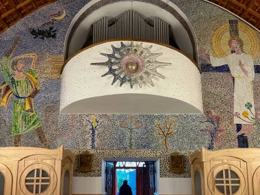 Mrzezyno, Polonya, 8 Mayıs 2025: Polonya 'nın Mrzezyno kentindeki St. Peter ve St. Paul Kilisesi, mozaikli arka duvar.