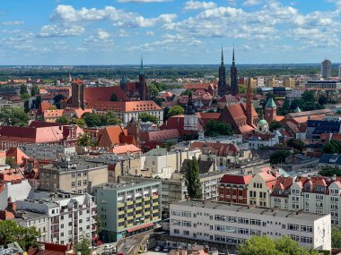 Polonya 'nın Wroclaw şehrinin manzarası, St. Elizabeth Garnizon Kilisesi' nin tepesinden, pazar meydanına yakın..