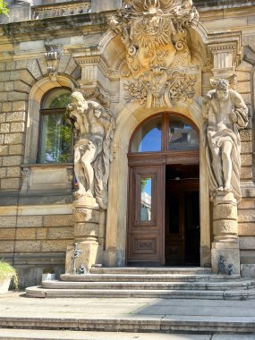 Wroclaw, Polonya, 22 Temmuz 2025: Wroclaw 'daki 74 Jozefa Pilsudskiego Caddesi' ndeki Yüksek Teknik Örgüt (Not) binasının dekoratif girişi.