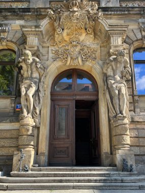 Wroclaw, Polonya, 22 Temmuz 2025: Wroclaw 'daki 74 Jozefa Pilsudskiego Caddesi' ndeki Yüksek Teknik Örgüt (Not) binasının dekoratif girişi.