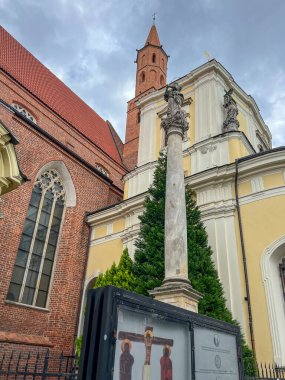 Polonya 'nın Wroclaw kentindeki Yunan St. Vincent Katolik Katedrali ve St. James.