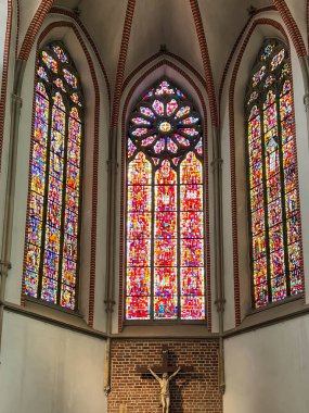 Wroclaw, Polonya, 22 Temmuz 2025: Wroclaw, Polonya 'daki Dominik Kilisesi. Ana sunağın arkasındaki vitray parçaları..