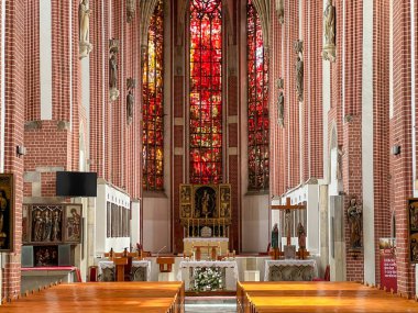 Wroclaw, Polonya, 22 Temmuz 2025: Wroclaw, Polonya 'daki Piasek Adası' ndaki Kutsal Bakire Meryem Kilisesi 'nin İçi.