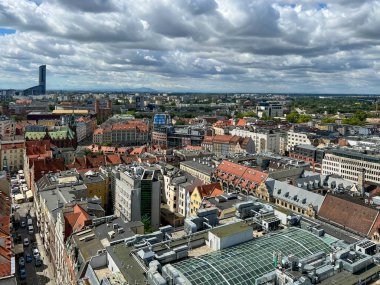 Polonya 'nın Wroclaw şehrinin manzarası, St. Elizabeth Garnizon Kilisesi' nin tepesinden, pazar meydanına yakın..