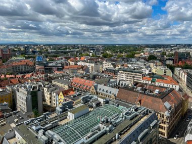 Polonya 'nın Wroclaw şehrinin manzarası, St. Elizabeth Garnizon Kilisesi' nin tepesinden, pazar meydanına yakın..
