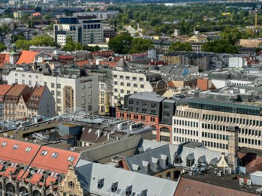 Polonya 'nın Wroclaw şehrinin manzarası, St. Elizabeth Garnizon Kilisesi' nin tepesinden, pazar meydanına yakın..