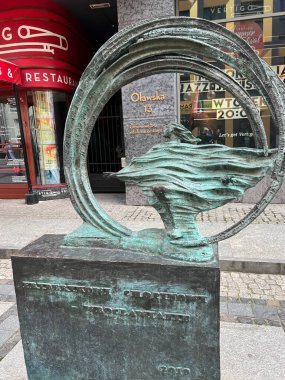 Wroclaw, Polonya, 22 Temmuz 2025: Wroclaw 'daki Olawska Caddesi' ndeki Jazz Club 'ın önündeki Fryderyk Chopin' e adanmış mini anıt.