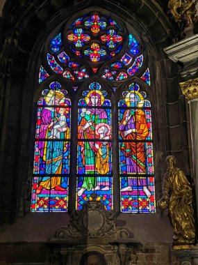 Wroclaw, Polonya, 22 Temmuz 2025: Wroclaw, Polonya 'daki Ostrow Tumski' deki Aziz John Katedrali 'nin içi. Renkli vitraylı pencere, Mary, St. Anne, St. Joachim