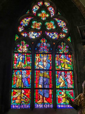 Wroclaw, Polonya, 22 Temmuz 2025: Wroclaw, Polonya 'daki Ostrow Tumski' deki Aziz John Katedrali 'nin içi. Renkli vitray pencere, St. Andrew Swierad.