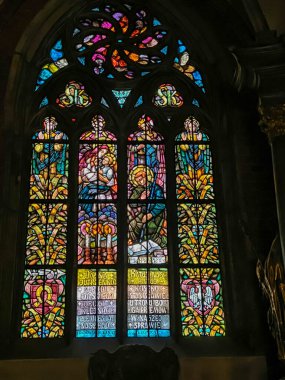 Wroclaw, Polonya, 22 Temmuz 2025: Wroclaw, Polonya 'daki Ostrow Tumski' deki Aziz John Katedrali 'nin içi. Renkli vitray pencere.