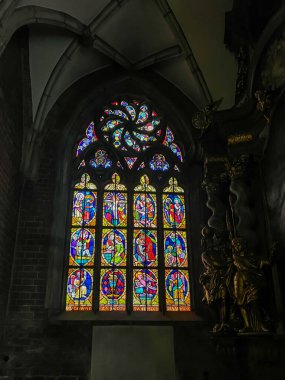 Wroclaw, Polonya, 22 Temmuz 2025: Wroclaw, Polonya 'daki Ostrow Tumski' deki Aziz John Katedrali 'nin içi. Lekeli cam pencere. Evangelist Aziz John 'un mucizevi yaşamı.