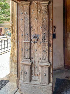 Polonya 'nın Wroclaw şehrinde bulunan Kutsal Kum' daki Roma Katolik Kilisesi 'nin eski kapısı..