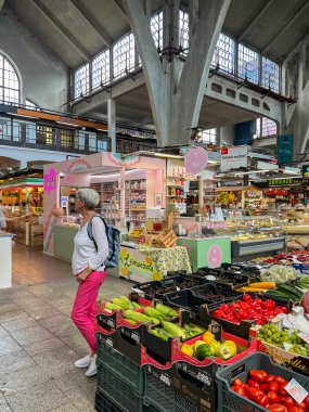 Wroclaw, Polonya, 22 Temmuz 2025: Polonya 'nın Wroclaw kentindeki tarihi pazar salonunda çoğunlukla sebze ve meyve satan tezgahlar.