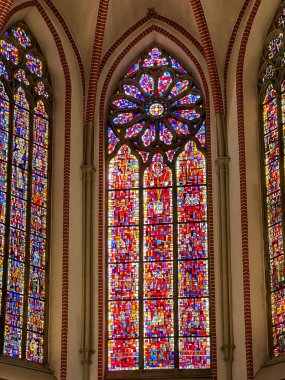 Wroclaw, Polonya, 22 Temmuz 2025: Wroclaw, Polonya 'daki Dominik Kilisesi. Ana sunağın arkasındaki vitray parçaları..