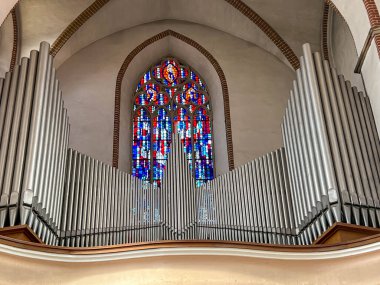 Wroclaw, Polonya, 22 Temmuz 2025: Wroclaw, Polonya 'daki St. Adalbert Dominik Kilisesi. Org ve vitray pencere arkada..